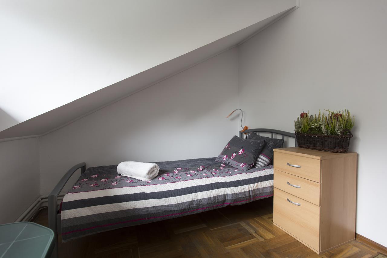 Rent0Nline Brwinow Rooms Екстериор снимка